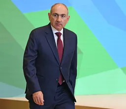 Пашинян сравнил историю Армении с бьющейся о стекло птицей